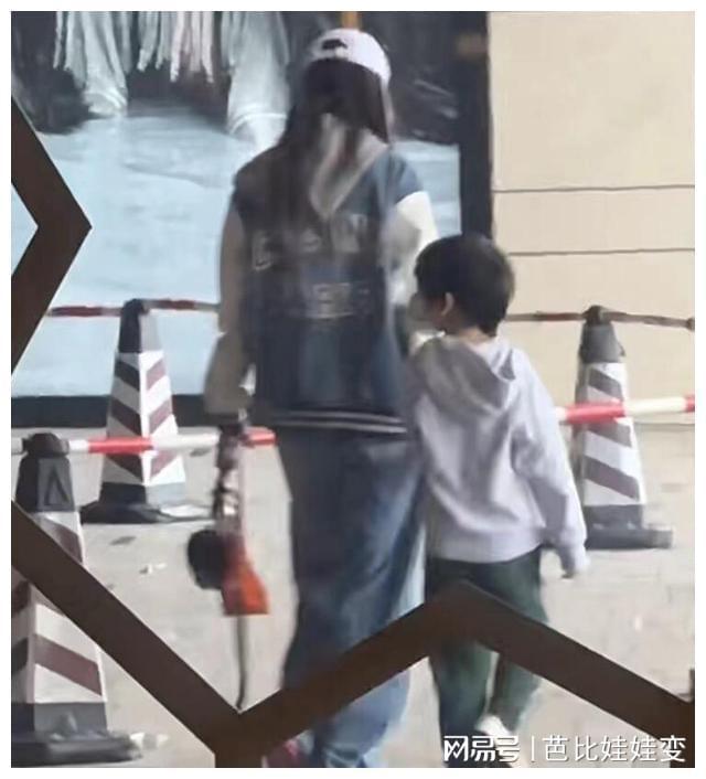 赢博体育Baby携儿子现身香港街头母子俩打扮低调牵手同行倍显温馨(图3)