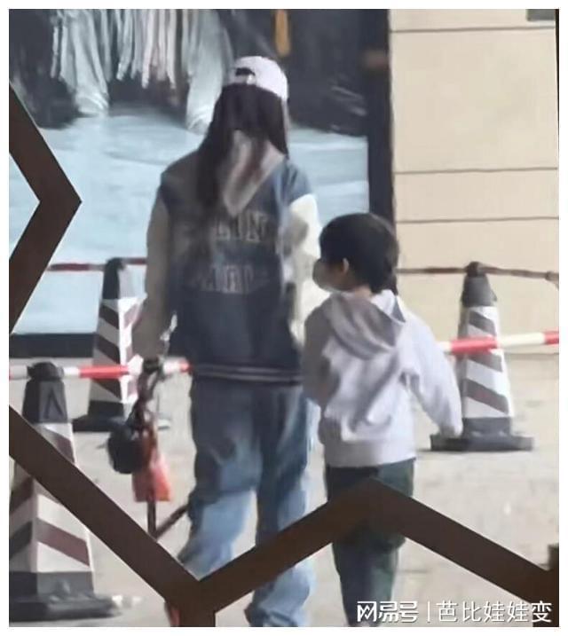 赢博体育Baby携儿子现身香港街头母子俩打扮低调牵手同行倍显温馨(图4)